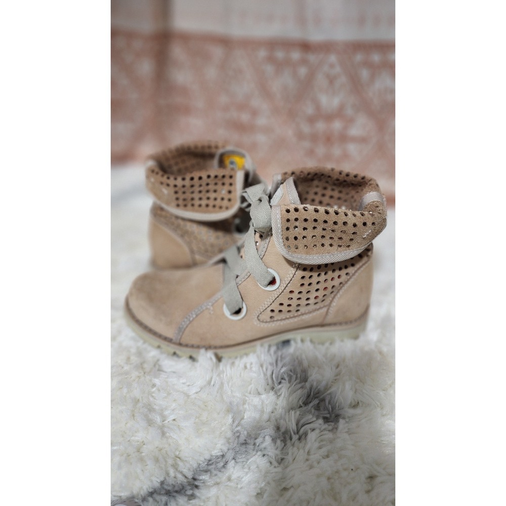 RARE CAT Women's Perforated Leather Boots Beige Lace Up Ankle Booties Size 6 - Picture 2 of 5